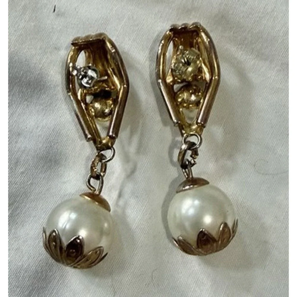 VINTAGE FAUX PEARL GOLD TONE DANGLING EARRINGS